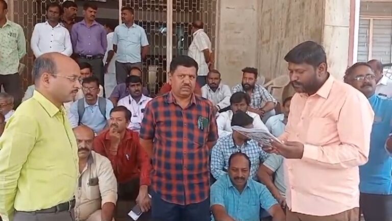 ಸಂಸದ ಅನಂತ್ ಕುಮಾರ್ ಹೆಗಡೆ ವಿರುದ್ಧ ಶಿಸ್ತು ಕ್ರಮಕ್ಕೆ ಆಗ್ರಹಿಸಿ ಪತ್ರಕರ್ತರ ಸಂಘದಿಂದ ತುಮಕೂರಿನಲ್ಲಿ ಪ್ರತಿಭಟನೆ thumakuru 3