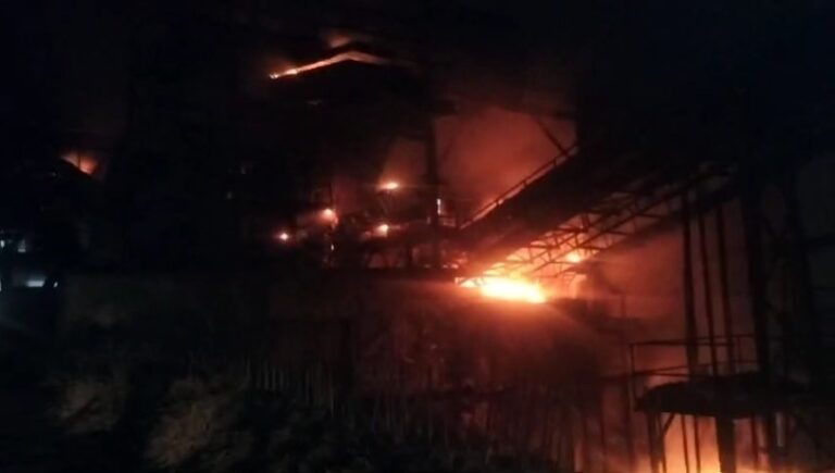 ಹೊತ್ತಿ ಉರಿದ ಪೇಪರ್ ಕಾರ್ಖಾನೆ: ನೂರಕ್ಕೂ ಅಧಿಕ ಕಾರ್ಮಿಕರು ಅಪಾಯದಿಂದ ಪಾರು thumakuru