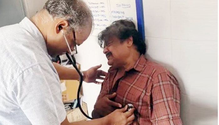 ಚುನಾವಣೆ ಪ್ರಚಾರದ ವೇಳೆ ಕುಸಿದು ಬಿದ್ದ ನಟ ಮನ್ಸೂರ್ ಅಲಿಖಾನ್: ಆಸ್ಪತ್ರೆಗೆ ದಾಖಲು hero