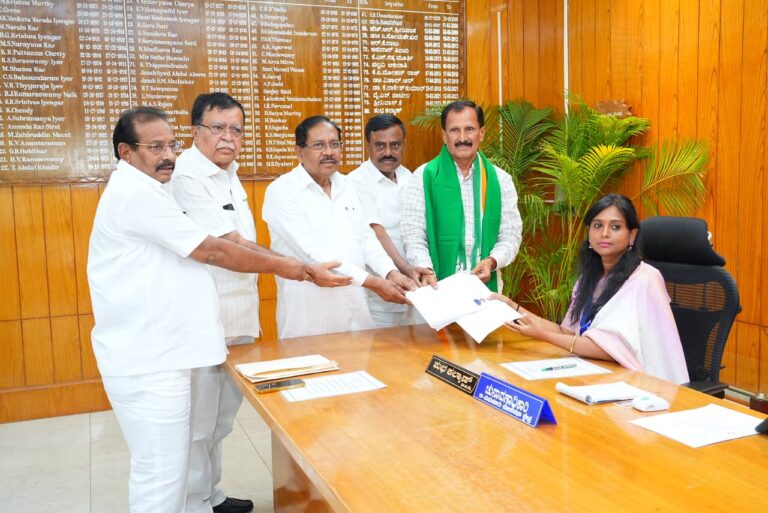 ಎತ್ತಿನ ಗಾಡಿ ಮೆರವಣಿಗೆಯಲ್ಲಿ ಬಂದು ನಾಮಪತ್ರ ಸಲ್ಲಿಸಿದ ಕಾಂಗ್ರೆಸ್ ಅಭ್ಯರ್ಥಿ ಮುದ್ದಹನುಮೇಗೌಡ muddha hanumegowda 2