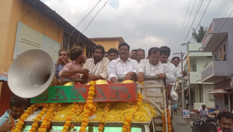 ಕಾಂಗ್ರೆಸ್ ಪಕ್ಷದ ಅಭ್ಯರ್ಥಿ ಸುನೀಲ್ ಬೋಸ್ ರವರ ಪರ ರೋಡ್ ನಡೆಸಿ ಸಚಿವ ಎಚ್.ಸಿ. ಮಹದೇವಪ್ಪ ಮತಯಾಚನೆ saragooru