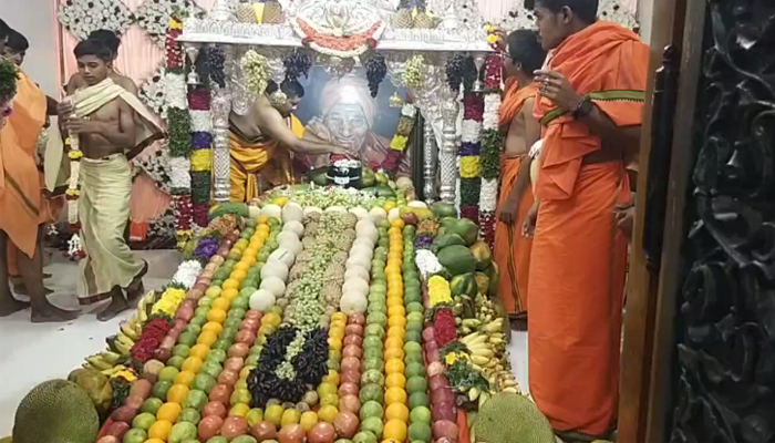 ಶ್ರೀ ಶಿವಕುಮಾರ ಸ್ವಾಮೀಜಿಗಳ 117ನೇ ಜನ್ಮದಿನಾಚರಣೆ: ವಿಶೇಷವಾಗಿ ಅಲಂಕಾರಗೊಂಡ ಸ್ವಾಮೀಜಿಯವರ ಗದ್ದುಗೆ thumakuru