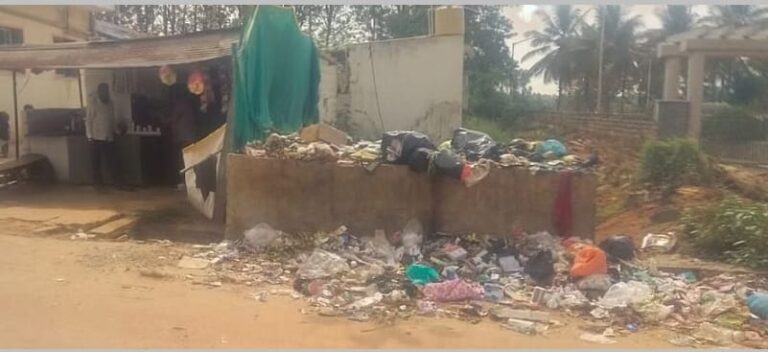 ಕಳೆದ ಮೂರು ತಿಂಗಳಿಂದ ಸ್ವಚ್ಛಗೊಳಿಸದೆ ಬಿಟ್ಟಿರುವ ಕಸದ ತೊಟ್ಟಿ: ನಿವಾಸಿಗಳ ಆರೋಪ devanahalli