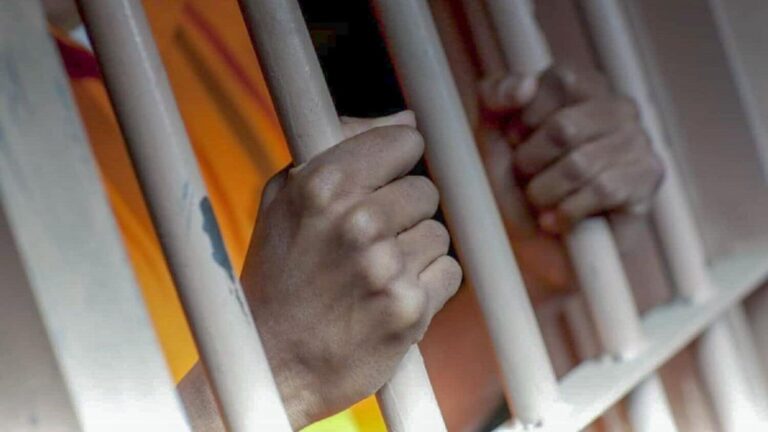 ಅಧಿಕಾರಿ ಜೈಲಿಗೆ ತಪಾಸಣೆಗೆ ಬಂದಾಗ ಮೊಬೈಲ್ ನುಂಗಿದ ಕೈದಿ..!: ಮರುದಿನ ಏನಾಯ್ತು ನೋಡಿ…! jail