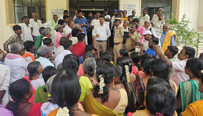 ಗ್ರಾಮದ ಗೌಡರ ವೈಯಕ್ತಿಕ ವಿಷಯಕ್ಕೆ ದೇವಾಲಯಕ್ಕೆ ಬೀಗ: ತಹಶೀಲ್ದಾರ್ ಕಚೇರಿ ಮುಂದೆ ಧರಣಿ ನಡೆಸಿದ ಗ್ರಾಮಸ್ಥರು korategere