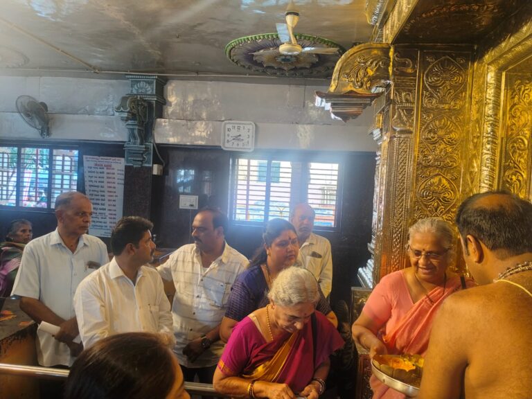 ಮಹಾಲಕ್ಷ್ಮಿ ದರ್ಶನ ಪಡೆದು ಪೂಜೆ ಸಲ್ಲಿಸಿದ ಇನ್ಫೋಸಿಸ್ ಮುಖ್ಯಸ್ಥೆ ಸುಧಾ ಮೂರ್ತಿ korategere