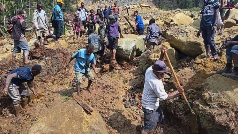 ಇದ್ದಕ್ಕಿದ್ದಂತೆಯೇ ಕುಸಿದ ಬೆಟ್ಟ: 2000ಕ್ಕೂ ಅಧಿಕ ಜನರು ನೆಲ ಸಮಾಧಿ papuva