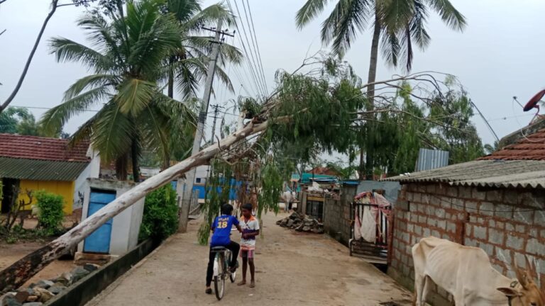 ಸರಗೂರು: ಗುಡುಗು ಸಹಿತ ಸುರಿದ ಭಾರೀ ಮಳೆ: ಅಸ್ತವ್ಯಸ್ತಗೊಂಡ ಜನ ಜೀವನ saragooru