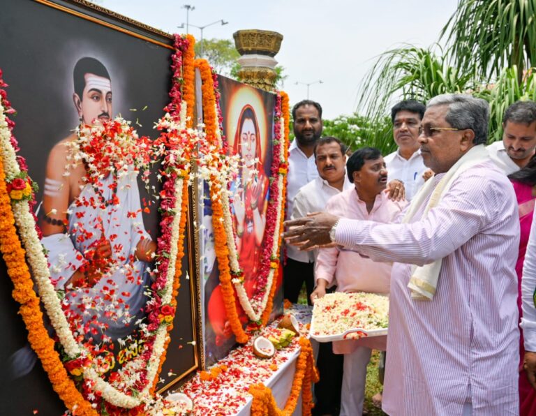ಬಸವೇಶ್ವರರ ಪುತ್ಥಳಿಗೆ ಪುಷ್ಪಾರ್ಚಿಸಿ ಮಾಲಾರ್ಪಣೆ ಮಾಡಿದ ಮುಖ್ಯಮಂತ್ರಿ ಸಿದ್ದರಾಮಯ್ಯ siddharamayya