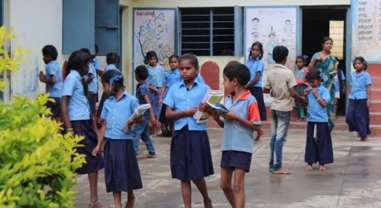 ವಿದ್ಯಾ ವಿಕಾಸ ಯೋಜನೆಯಡಿ ಕಳಪೆಯಿಂದ ಕೂಡಿದ ಸಮವಸ್ತ್ರ ಪೂರೈಕೆ students