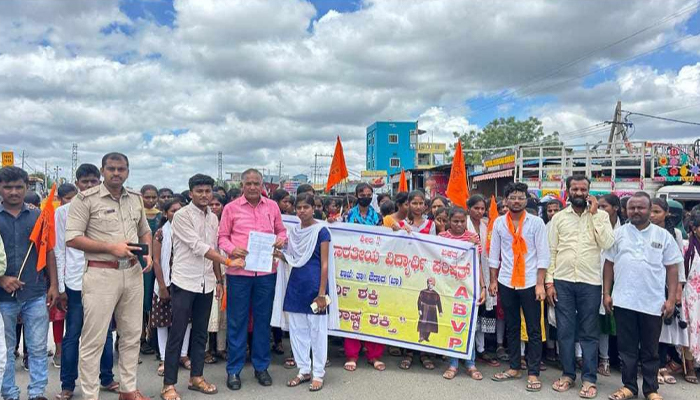 ಬಸ್ ಪಾಸ್ ವಿಳಂಬ, ಸಕಾಲಕ್ಕೆ ಬಸ್ ಓಡಿಸಲು ಆಗ್ರಹಿಸಿ ಎಬಿವಿಪಿ ಪ್ರತಿಭಟನೆ abvp