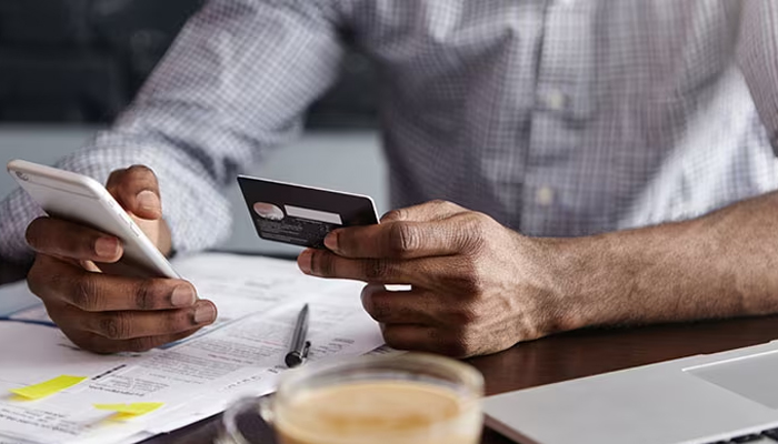 ಮಹಿಳೆಯ ಮೈಮಾಟ ನೋಡಿ ಸಾಲ ನೀಡಿದ ಬ್ಯಾಂಕ್ ಸಿಇಒ 4 ಕೋಟಿ ಕಳೆದುಕೊಂಡ! bank ceo