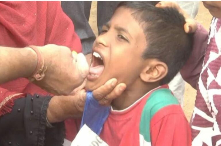 ಇಲ್ಲಿ ಜೀವಂತ ಮೀನುಗಳನ್ನು ಜನ ನುಂಗುತ್ತಾರೆ: ಇದರ ಹಿಂದಿದೆ ಒಂದು ಕಥೆ bidar