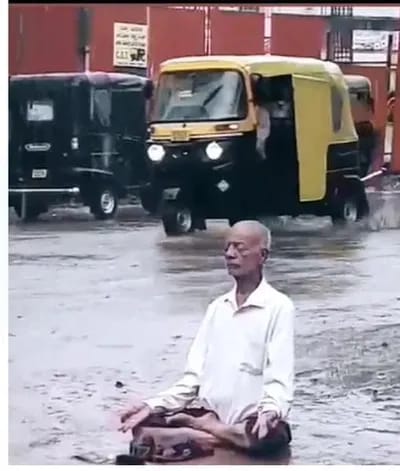 ನಡುರಸ್ತೆಯಲ್ಲೇ ಕುಳಿತು ಧ್ಯಾನ ಮಾಡಿದ ವೃದ್ಧ: ಕಾರಣವೇನು ಗೊತ್ತೇ..? dharavada