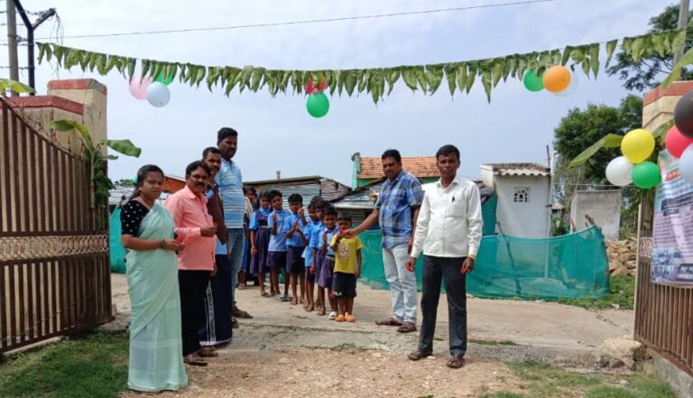 ಸರಗೂರು: ಶಾಲೆಗಳು ಪುನರಾಂಭ: ಮರಳಿ ಶಾಲೆಯತ್ತ ಹೆಜ್ಜೆ ಹಾಕಿದ ಮಕ್ಕಳು school