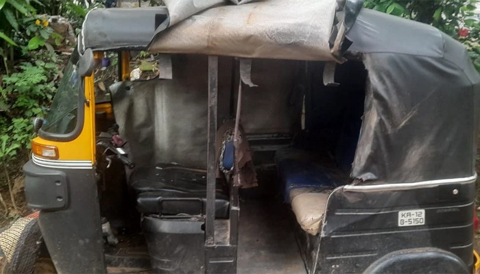 ನಿಲ್ಲಿಸಿದ್ದ ಆಟೋ ರಿಕ್ಷಾದ ಮೇಲೆ ಕಾಡಾನೆ ದಾಳಿ! siddhapura