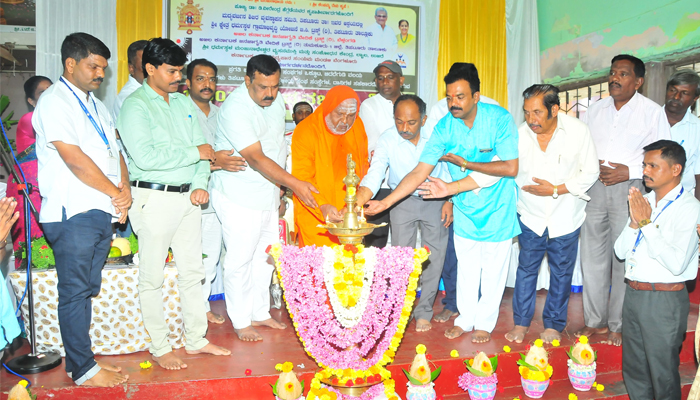 ಮದ್ಯಮುಕ್ತ ಸಮಾಜ ನಿರ್ಮಾಣವಾಗುವಲ್ಲಿ ಪೂಜ್ಯ ವೀರೇಂದ್ರ ಹೆಗ್ಗಡೆಯವರ ಕೊಡುಗೆ ಅವಿಸ್ಮರಣೀಯ: ಕೆರೆಗೋಡಿ ರಂಗಾಪುರ ಮಹಾ ಸ್ವಾಮೀಜಿಯವರು thipatooru