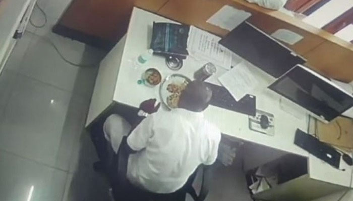 ಕಚೇರಿಯಲ್ಲಿ ಕರ್ತವ್ಯದಲ್ಲಿದ್ದ ನೌಕರನಿಗೆ ಹೃದಯಾಘಾತ! yogya kumar