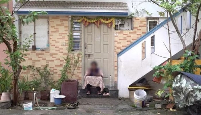 ಪತಿಯ ಅನೈತಿಕ ಸಂಬಂಧ: ಕಾನ್ ಸ್ಟೇಬಲ್ ನ ಪ್ರಿಯತಮೆಯ ಮನೆಯ ಮುಂದೆ ಪತ್ನಿಯಿಂದ ಪ್ರತಿಭಟನೆ Protest