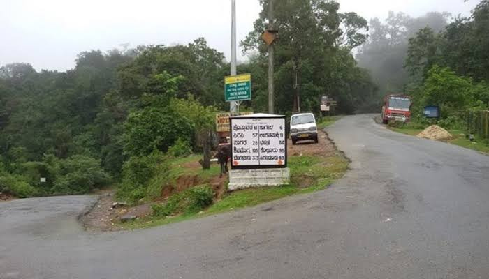 ಆಗುಂಬೆ ಘಾಟ್ ನಲ್ಲಿ ಭೂಕುಸಿತದ ಭೀತಿ: ಭಾರೀ ವಾಹನಗಳ ಸಂಚಾರ ನಿರ್ಬಂಧ agumbe ghat