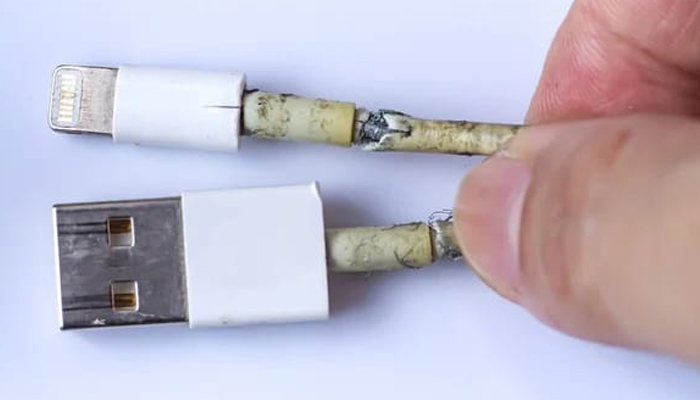 ಮೊಬೈಲ್ ಚಾರ್ಜರ್ ನಿಂದ ಶಾಕ್: ವಿದ್ಯಾರ್ಥಿಯ ದಾರುಣ ಸಾವು charger