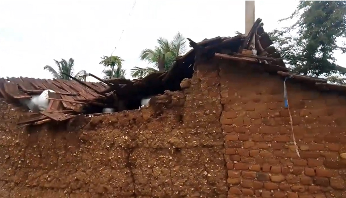 ಕುಸಿದು ಬಿದ್ದ ಮನೆ: ಹೊಸ ಮನೆ ನಿರ್ಮಾಣಕ್ಕೆ ಮನವಿ saraguru