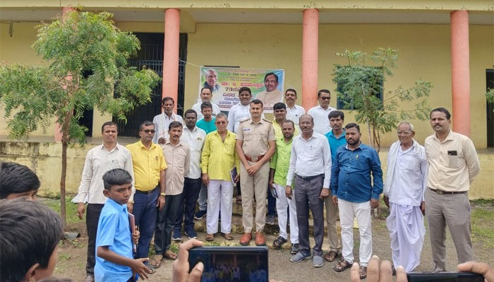 ಶಾಲಾ ಮಕ್ಕಳಿಗೆ ನೋಟ್ ಬುಕ್, ಪೆನ್ ವಿತರಿಸಿ ಡಾ.ಜಿ.ಪರಮೇಶ್ವರ ಹುಟ್ಟುಹಬ್ಬ ಆಚರಣೆ bedar