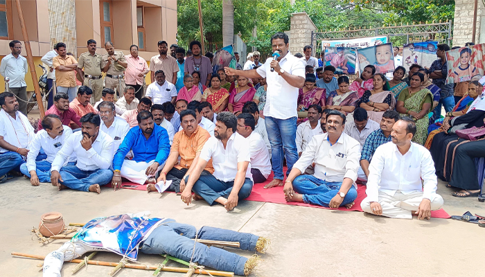 ಗುಂಡಿಗೆ ಬಿದ್ದು ಬಾಲಕ ಸಾವು: ನಗರಸಭೆ ಎದುರು ನಗರ ಸಭಾ ಸದಸ್ಯರಿಂದ ಧರಣಿ