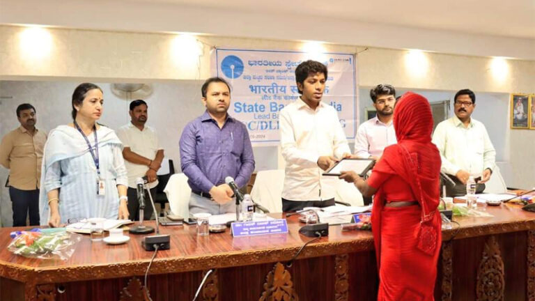 ಹೃದಯಾಘಾತದಿಂದ ಮೃತಪಟ್ಟ ಕಾರ್ಮಿಕನ ಕುಟುಂಬಕ್ಕೆ ಪರಿಹಾರ ವಿತರಿಸಿದ ಸಂಸದ ಸಾಗರ್ ಖಂಡ್ರೆ sagar khandre