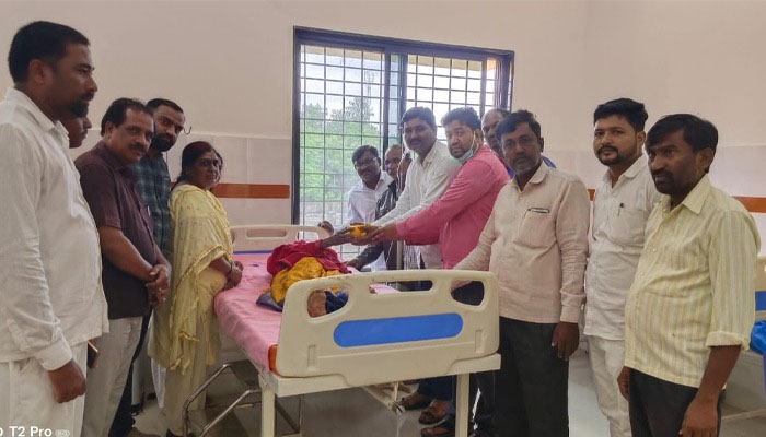 ಪಟ್ಟದೇವರ ಜನ್ಮದಿನ: ರೋಗಿಗಳಿಗೆ ಹಣ್ಣು ಹಂಪಲು ವಿತರಣೆ thumakur