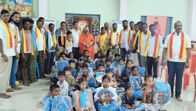 ಶಾಲಾ ಮಕ್ಕಳಿಗೆ ಸ್ಕೂಲ್ ಬ್ಯಾಗ್ ಲೇಖನಿ ಸಾಮಗ್ರಿ ವಿತರಣೆ book