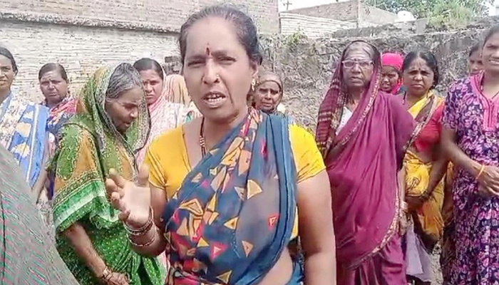 ಬಯಲು ಬಹಿರ್ದೆಸೆಗೆ ಹೋಗಲು ರಸ್ತೆ ಮಾಡಿಕೊಡಿ: ಮಹಿಳೆಯರಿಂದ ಪ್ರತಿಭಟನೆ protest