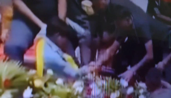 ಭದ್ರತಾ ವೈಫಲ್ಯ: ಸಿಎಂ ಸಿದ್ದರಾಮಯ್ಯ ಇದ್ದ ವೇದಿಕೆಗೆ ನುಗ್ಗಿ ಬಂದ ಯುವಕ siddaramaiah