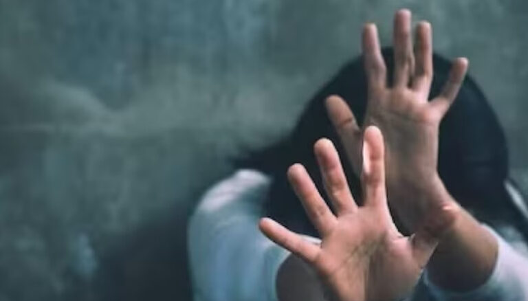 ಅತ್ಯಾಚಾರಕ್ಕೆ ಯತ್ನಿಸಿದವನ ಕೈ ಕಚ್ಚಿ ತಪ್ಪಿಸಿಕೊಂಡ ಮಹಿಳಾ ಕಾನ್ ಸ್ಟೇಬಲ್! crime news