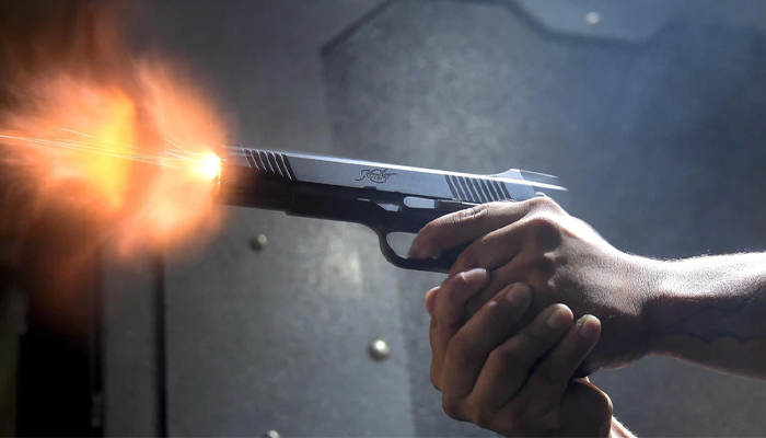 ಪತ್ನಿಯ ಜೊತೆಗೆ ಅಕ್ರಮ ಸಂಬಂಧದ ಅನುಮಾನ: ಯುವಕನನ್ನು ಗುಂಡಿಟ್ಟು ಹತ್ಯೆಗೆ ಯತ್ನಿಸಿದ ಪತಿ gun fire