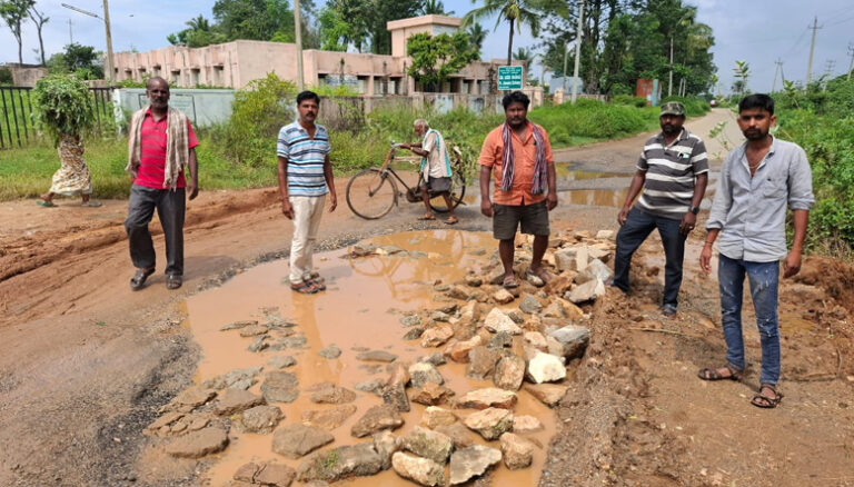 ಕೊರಟಗೆರೆ ತಾಲೂಕಿನ ಗ್ರಾಮೀಣ ಭಾಗದ ರಸ್ತೆಗಳು ಗುಂಡಿಮಯ | 10 ಕಿ.ಮೀ. ರಸ್ತೆಯಲ್ಲಿ 100ಕ್ಕೂ ಅಧಿಕ ಗುಂಡಿ koratagere