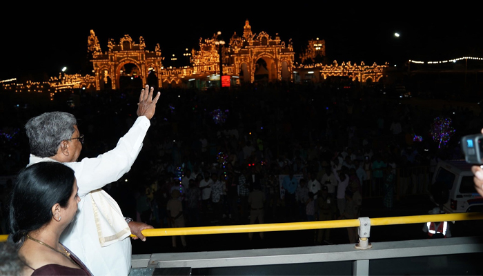 ಜಗಮಗಿಸುವ ದೀಪಾಲಂಕಾರಕ್ಕೆ ಮನಸೋತ ಸಿಎಂ ಸಿದ್ದರಾಮಯ್ಯ: ಮೈಸೂರು ದಸರಾ ದೀಪಾಲಂಕಾರ ವೀಕ್ಷಣೆ siddaramaiah