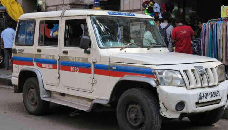 ಹಣ ಸುಳಿಗೆ ಮಾಡಿದ ಇಬ್ಬರು ಪೊಲೀಸರನ್ನು ಒತ್ತೆಯಾಳುಗಳಾಗಿರಿಸಿಕೊಂಡ ಗ್ರಾಮಸ್ಥರು police