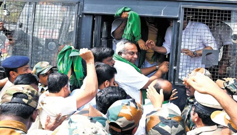 ಹಸುವಿನ ಕೆಚ್ಚಲು ಕೊಯ್ದ ಪ್ರಕರಣ: ಸಚಿವ ವೆಂಕಟೇಶ್ ನಿವಾಸಕ್ಕೆ ಸೆಗಣಿ ಎಸೆಯಲು ಯತ್ನಿಸಿದ ಪ್ರತಿಭಟನಾಕಾರರು protest