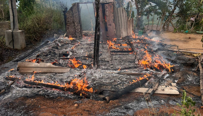 ಆಕಸ್ಮಿಕ ಬೆಂಕಿ ಅವಘಡ: ಮನೆ, ದಿನಸಿ, ಬಿತ್ತನೆ ಬೀಜ, ರಸಗೊಬ್ಬರ ಸುಟ್ಟು ಭಸ್ಮ koratagere