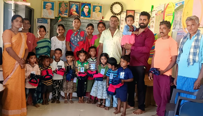 ಊರಿನ ಅಂಗನವಾಡಿ ಮಕ್ಕಳಿಗೆ ಸಮವಸ್ತ್ರ ವಿತರಿಸಿದ ಯುವಕ! anganavadi