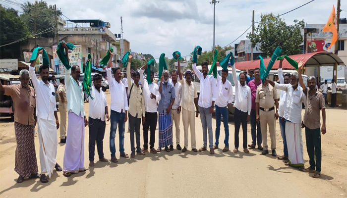 ರೈತರ ಬಗ್ಗೆ ಡಿಕೆಶಿ ಹೇಳಿಕೆಗೆ ಖಂಡನೆ: ಮಾನವ ಸರಪಳಿ ರಚಿಸಿ ಪ್ರತಿಭಟನೆ sargur