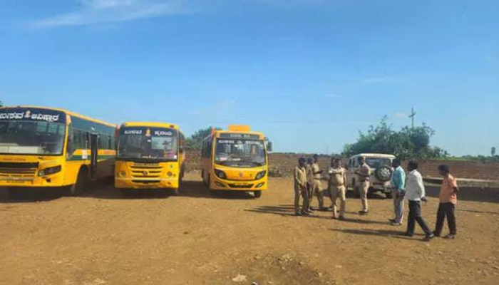 ಔರಾದ್ | ಅನಧಿಕೃತ ಶಾಲಾ ವಾಹನಗಳನ್ನು ವಶಕ್ಕೆ ಪಡೆದ ಆರ್ ಟಿಒ ಅಧಿಕಾರಿಗಳು school bus