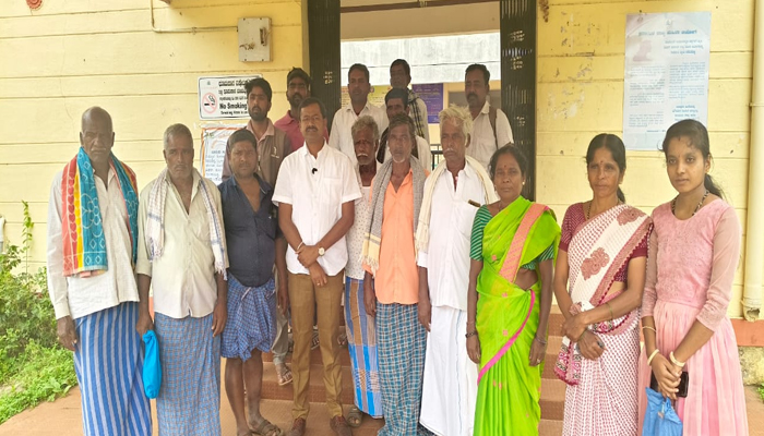 ಹಕ್ಕುಪತ್ರ ವಿತರಣೆಗೆ ವಿಳಂಬ: ದೇವರು ವರ ಕೊಟ್ಟರೂ, ಪೂಜಾರಿ ಕೊಡಲಿಲ್ಲ: ಗ್ರಾಮೀಣ ಮಹೇಶ್ ಕಿಡಿ protest