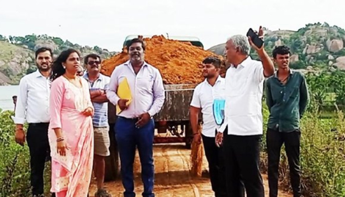 ಮೈದಾಳದ ಕೆರೆಯ ಕಟ್ಟೆಯಲ್ಲಿ ನೀರು ಸೋರಿಕೆ: ಸ್ಥಳಕ್ಕೆ ಜಿಲ್ಲಾಧಿಕಾರಿ ಶುಭ ಕಲ್ಯಾಣ್ ಭೇಟಿ shubha kalyan