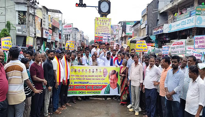 ತಿಪಟೂರು  | ಕೊಳಚೆ ನೀರಿನ ಸಮಸ್ಯೆ ಪರಿಹರಿಸಲು ಒತ್ತಾಯಿಸಿ ಪ್ರತಿಭಟನೆ tipaturu protest