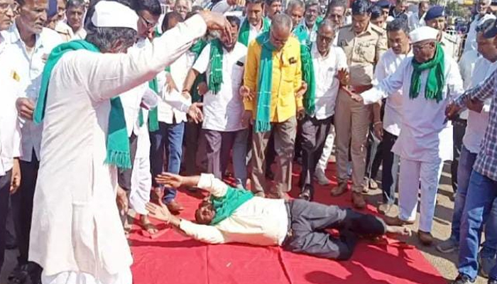 ಬೀದರ್ | ಕಬ್ಬು ಬೆಲೆ ನಿಗದಿಗೆ ಆಗ್ರಹಿಸಿ ರೈತನಿಂದ ಉರುಳು ಸೇವೆ bidar