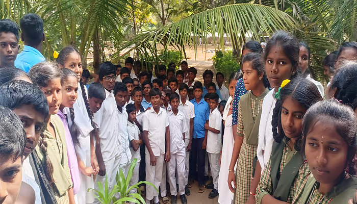 ಮುಖ್ಯ ಶಿಕ್ಷಕಿಯಿಂದ ಕಿರುಕುಳ ಆರೋಪ: ತರಗತಿ ಬಹಿಷ್ಕರಿಸಿ ವಿದ್ಯಾರ್ಥಿಗಳಿಂದ ಪ್ರತಿಭಟನೆ kodigenahalli