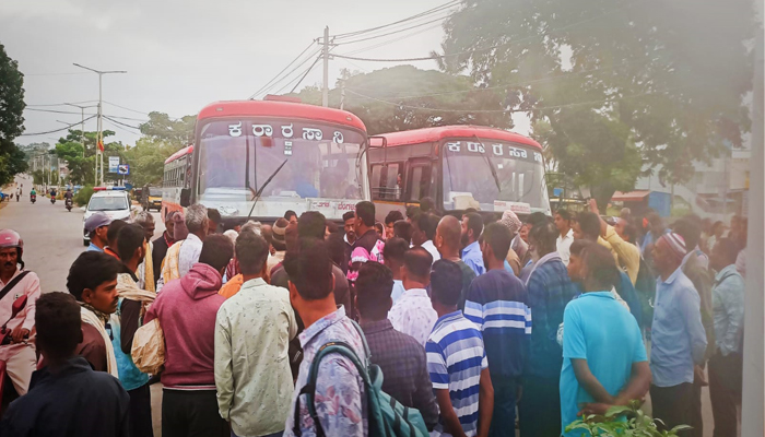 ಕೊರಟಗೆರೆ ಬಸ್ ಗಾಗಿ ಪರದಾಟ:   ಕೆ ಎಸ್ ಆರ್ ಟಿ ಸಿ ಅಧಿಕಾರಿಗಳ ವಿರುದ್ಧ ಹೆಚ್ಚಾದ ಜನಾಕ್ರೋಶ ksrtc