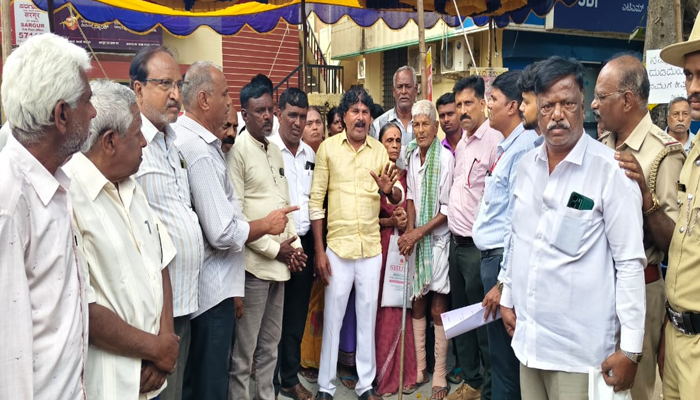 ಖಾತೆದಾರರ ಹಣ ಲೂಟಿ: ಅಂಚೆ ಅಧಿಕಾರಿಗಳು, ಕೇಂದ್ರ ಸರ್ಕಾರ ವಿರುದ್ಧ ಪ್ರತಿಭಟನೆ nagaraju